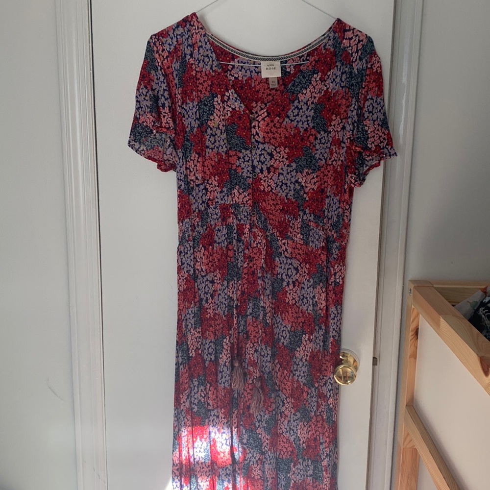 Beautiful, summery and light. Slanted hemline and flutter sleeves